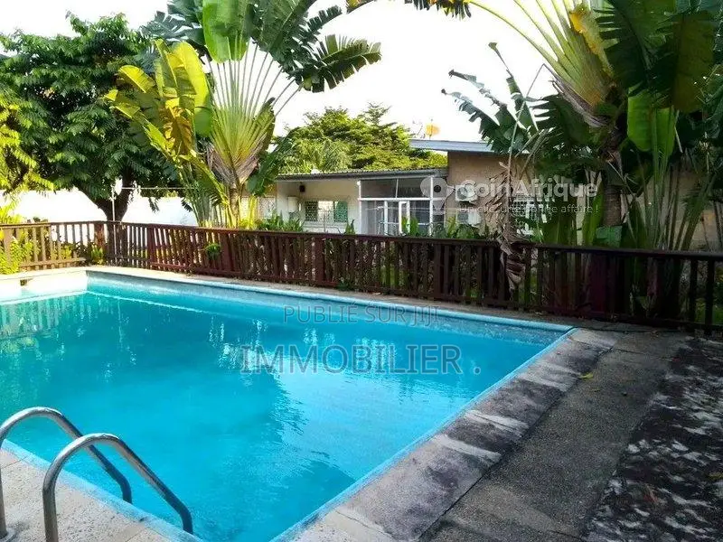 Location villa 6 pièces avec piscine et jardin - Brazzaville