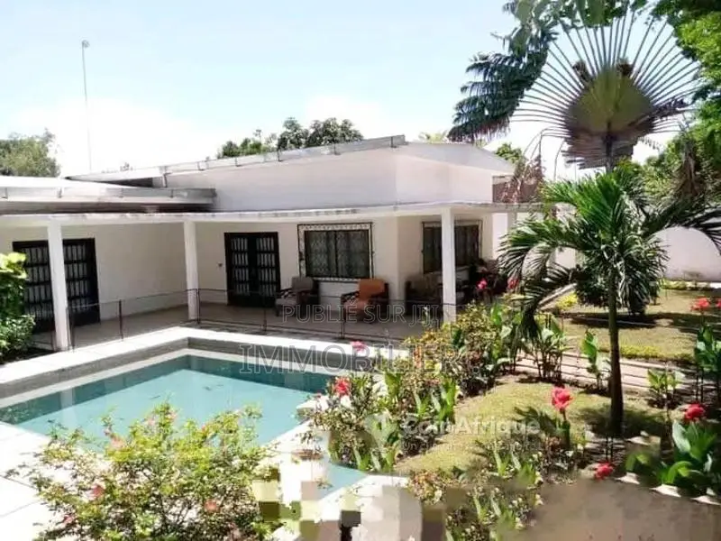 Location villa avec piscine et jardin 5 pièces - Brazzaville