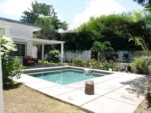 Location villa avec piscine et jardin 5 pièces - Brazzaville