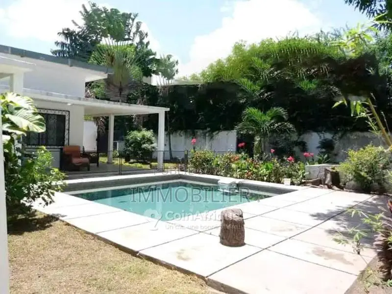 Location villa avec piscine et jardin 5 pièces - Brazzaville