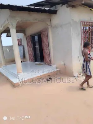 Parcelle avec maison 4 pièces - Poukou