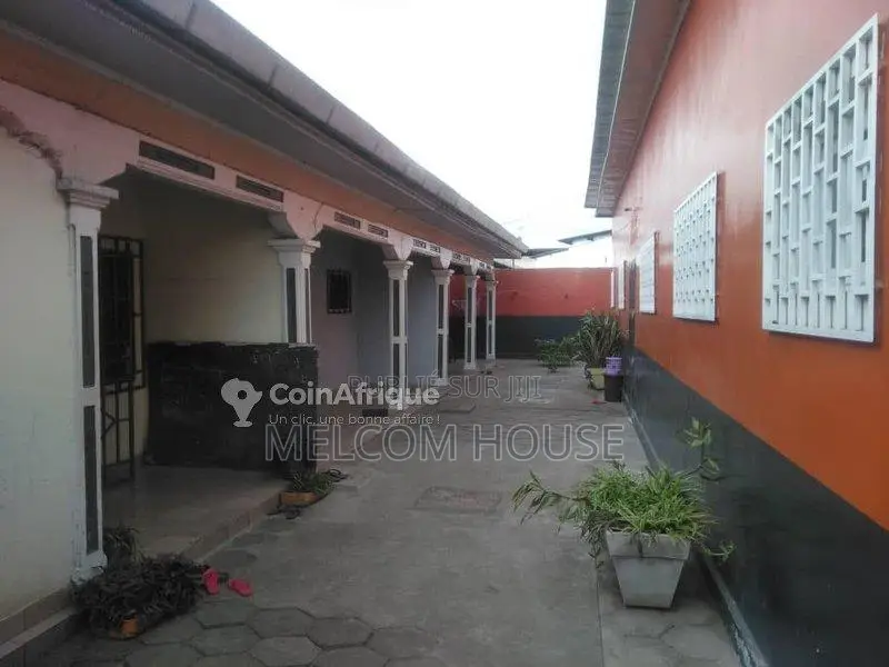 Terrain commercial 400 m² - Mpaka