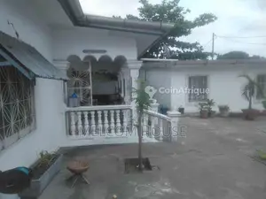 Parcelle + 3 appartements - Mpaka