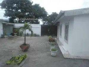 Parcelle + 3 appartements - Mpaka