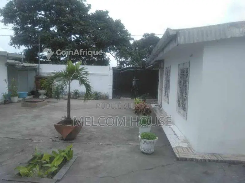 Parcelle + 3 appartements - Mpaka