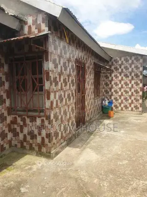 Vente maison 9 pièces   -  Mengo