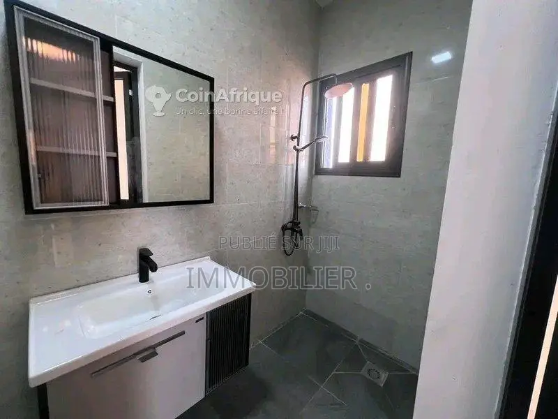 Location appartement 3 pièces - Poto-Poto