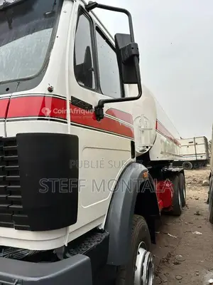 Photo - Camion-citerne Mercedes-Benz 100 en parfait état