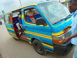 Photo - Toyota Hiace 2000 - Fourgonnette diesel manuelle à vendre