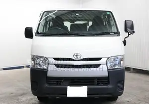 Photo - Toyota Hiace 2018 - Minibus en excellent état, très bas kilométrage