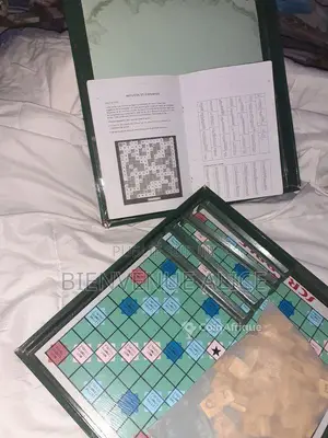 Photo - Jeu de Scrabble d'occasion - Complet et en bon état