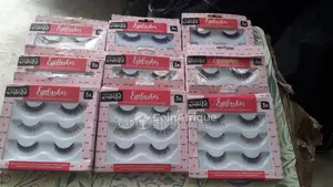 Photo - Accessoires de maquillage - Faux-cils et vernis à ongles neufs