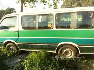 Photo - Toyota Hiace 1999 - Utilitaire diesel en bon état