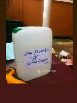 Photo - Eau pure distillée et florale pour cosmétiques