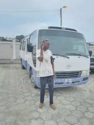 Photo - Toyota Coaster 1999 - Minibus 6 cylindres, boîte manuelle