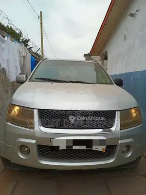 Photo - Suzuki Grand Vitara 2009 - SUV V6 automatique en bon état