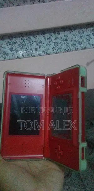 Photo - Console Nintendo 2DS avec chargeur - À compléter avec jeux