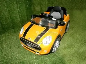 Photo - Voiture électrique pour enfant - Modèle ludique et sécurisé