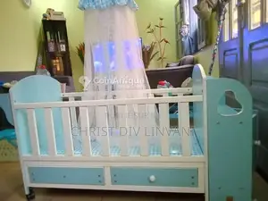 Photo - Berceau pour bébé avec rangements intégrés