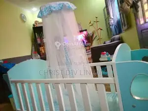 Berceau pour bébé avec rangements intégrés