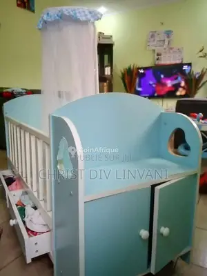 Berceau pour bébé avec rangements intégrés