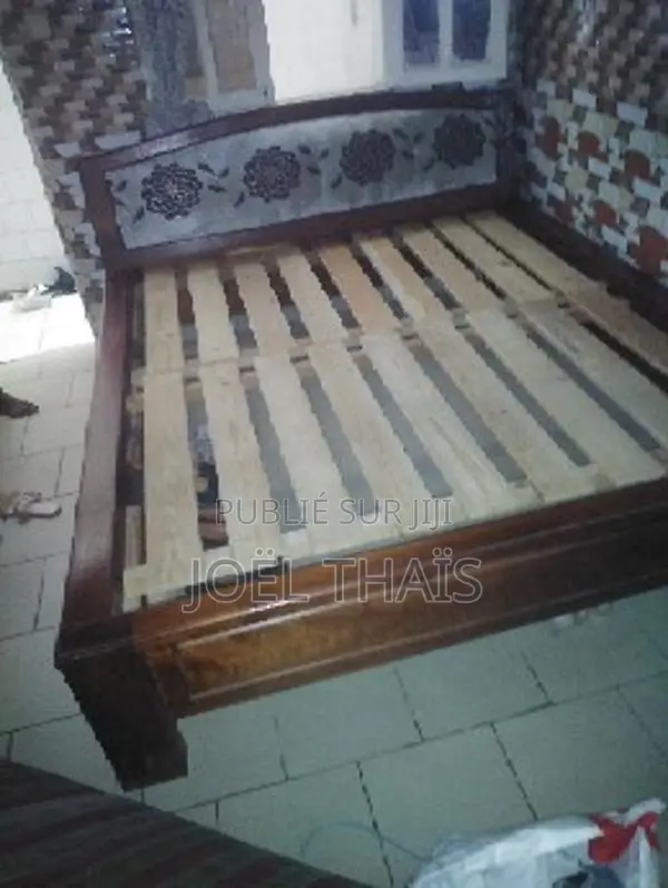 Lit en bois massif artisanal - Style traditionnel