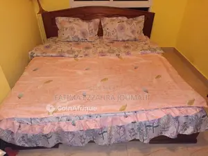 Lit médical confortable avec matelas orthopédique