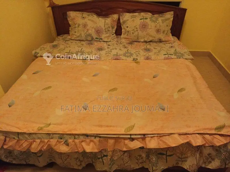 Lit médical confortable avec matelas orthopédique