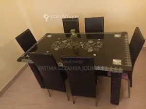 Photo - Table de salle à manger extensible en bois - 6 personnes