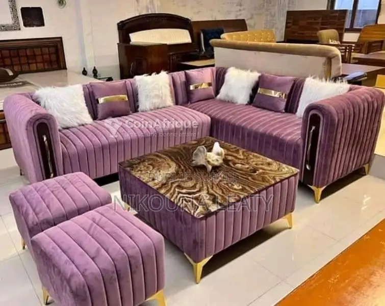 Salon complet avec fauteuils élégants