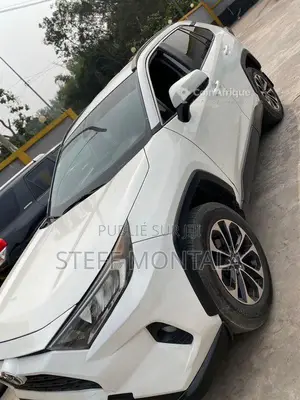 Photo - Toyota RAV4 2020 - SUV compact tout équipé, essence