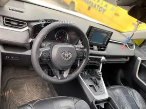 Toyota RAV4 2020 - SUV compact tout équipé, essence