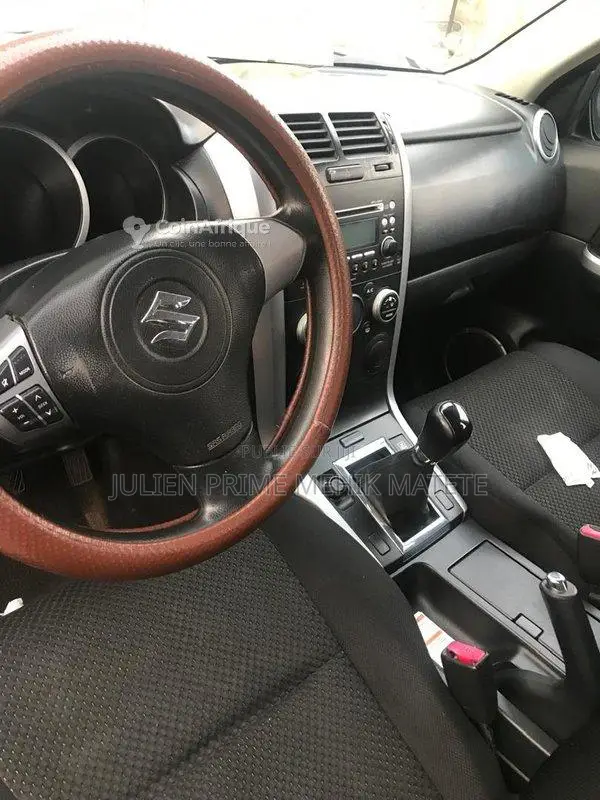 Suzuki Grand Vitara 2010 - SUV compact en excellent état