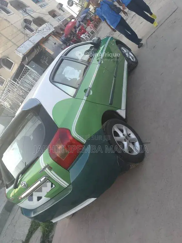 Toyota Corolla 2004 - Berline essence manuelle climatisée