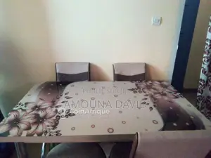 Photo - Table à manger rectangulaire en bois massif