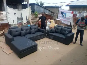 Photo - Salon en bois rouge moderne et confortable