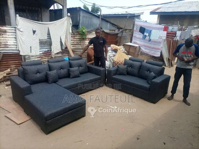 Salon en bois rouge moderne et confortable