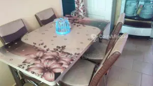 Photo - Table à manger contemporaine avec 4 chaises assorties