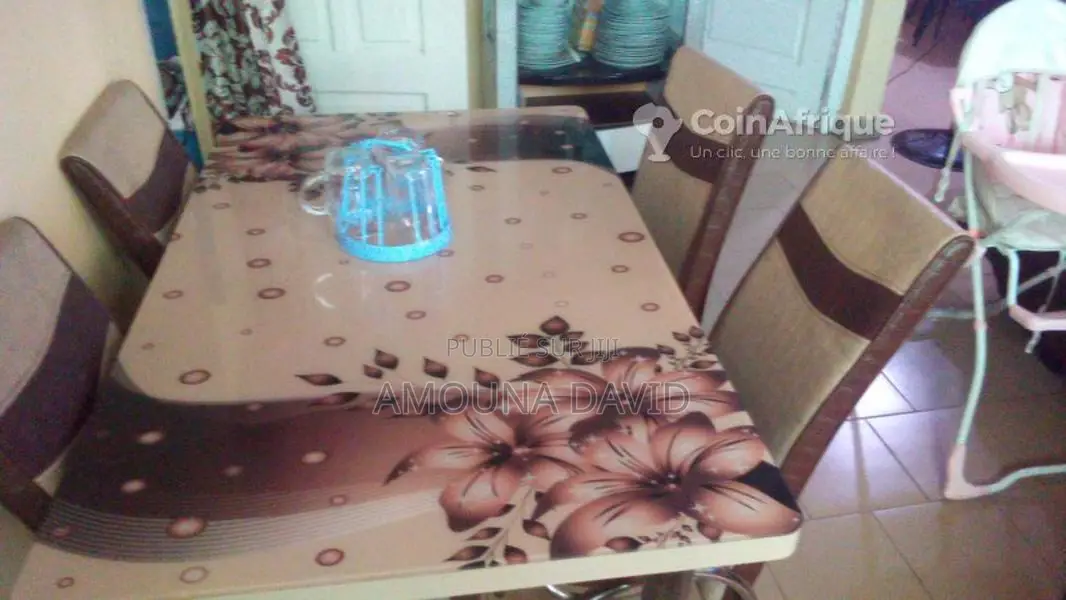 Table à manger contemporaine avec 4 chaises assorties