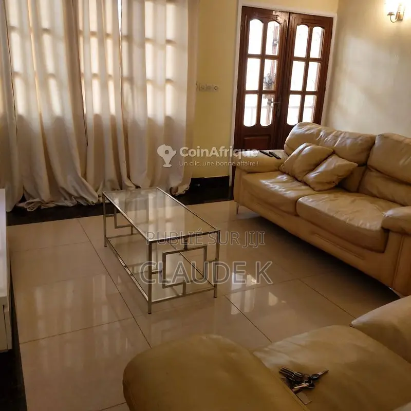 Table basse moderne en excellent état