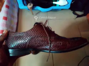 Photo - Chaussures homme en cuir style crocodile, élégantes et originales
