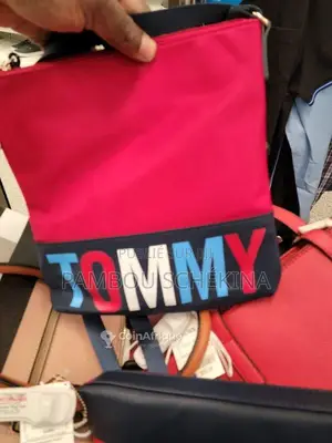 Photo - Sac à main Tommy Hilfiger élégant et tendance