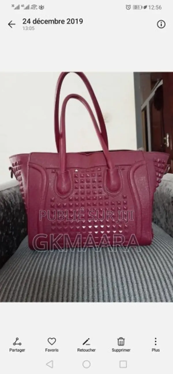 Élégant sac à main bordeaux chic et tendance