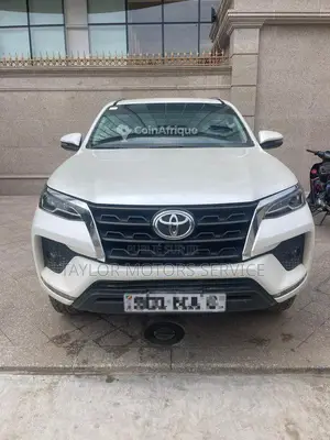 Photo - Toyota Fortuner 2020 - SUV diesel automatique, noir