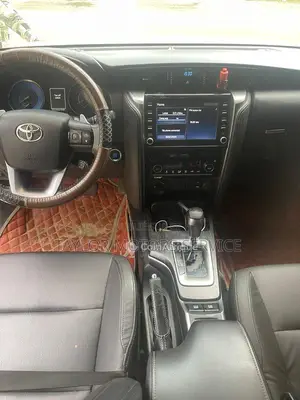 Toyota Fortuner 2020 - SUV diesel automatique, noir