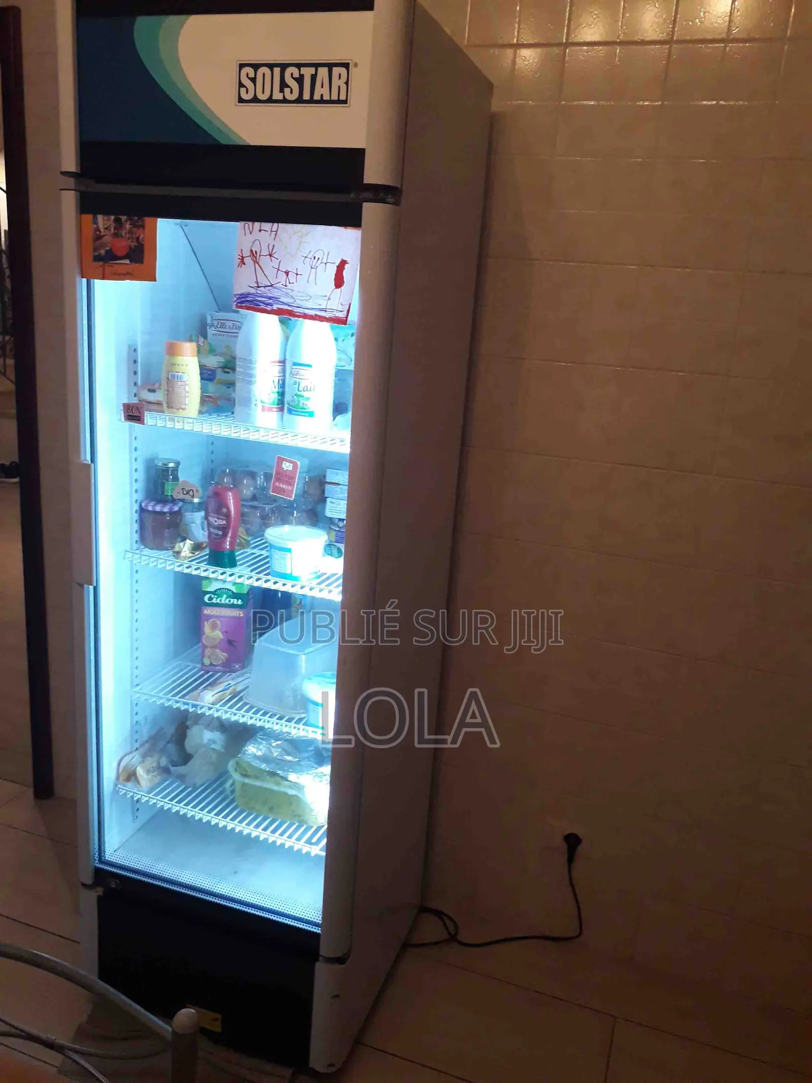 Réfrigérateur vitré en bon état à vendre