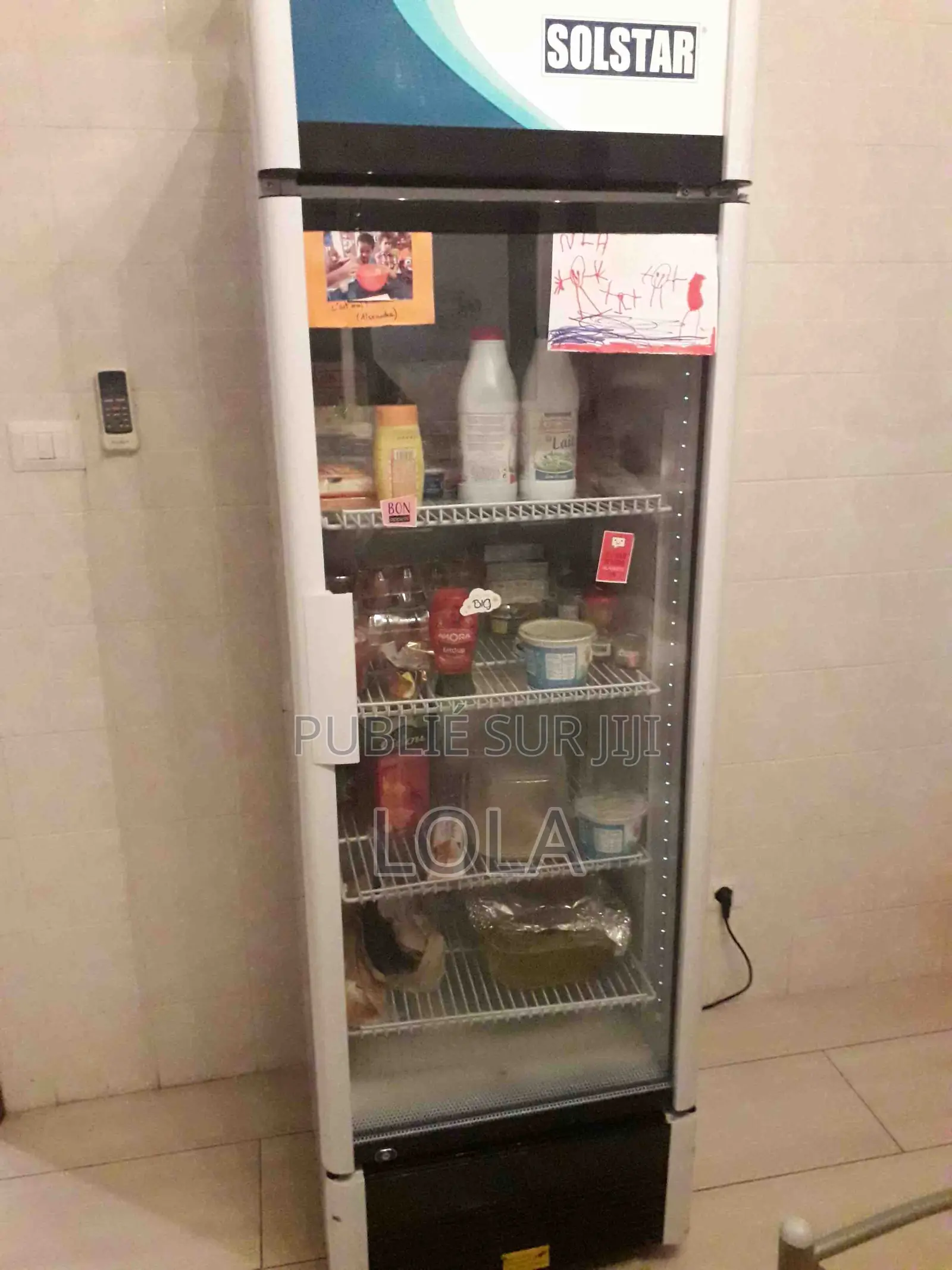 Réfrigérateur vitré en bon état à vendre