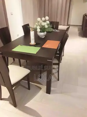 Photo - Table de salle à manger moderne en excellent état