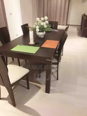 Table de salle à manger moderne en excellent état