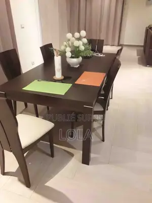 Table de salle à manger moderne en excellent état